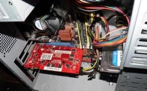 电脑开机就死机 拆开清灰时震惊了