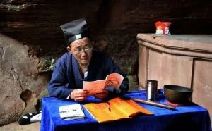 民间秘术大揭秘：拍肩伤人术、铜镜显相术、毛巾包酒术、灰烬悬钱