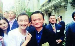 看完刘强东、王健林的秘书，再看马云的，这简直是太美了！