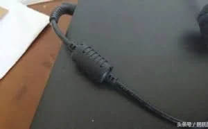 电线上的圆柱体是什么？起什么作用？