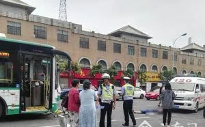 昆明一男子骑共享单车横穿马路 被公交车当场撞死