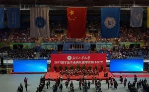 尴尬：大学毕业典礼惊现Windows 7打补丁