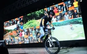 diao炸天的电动摩托车！95%自主研发，时速超200km/h，0-100km加速破3秒
