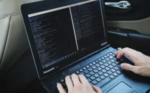 想想都怕 驾驶一辆被黑客黑掉的汽车是什么感觉？