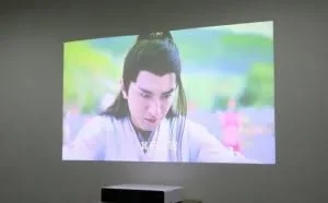小米激光电视：只要有墙就可以在大屏幕上看电视