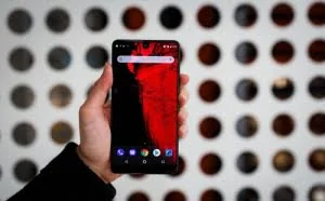 安卓之父的 Essential Phone 手机终于开售了