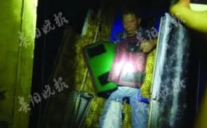 老汉在自造“睡眠机”内睡觉突遇停电被困