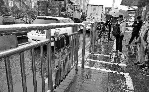 共享雨伞现北京街头：App获取密码即可使用 一次5毛