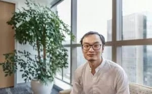 占领全球市场80%份额，产值突破100亿元，他超越雷军成为科技首富