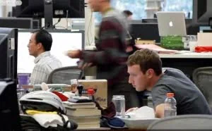 10大著名科技公司CEO的办公室，有的乱的像垃圾堆！