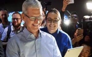 揭秘大佬生活怪癖：库克每天3点45起床，扎克伯格只爱这一款T恤