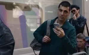摩托罗拉也拍广告“嘲笑”三星了！只许你怼iPhone，不许我怼你？