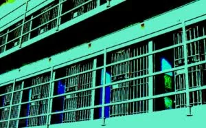 入侵监狱网站篡改记录帮朋友提前释放？