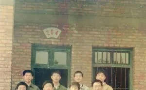 刘强东晒中学时照片 呼吁个税起征点提到1万元
