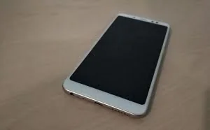 红米Note5真机亮相：三段设计全面屏