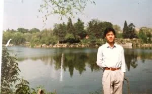 百度晒李彦宏30年前旧照：北大未名湖畔风华正茂