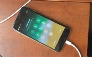 黑客展示iPhone锁屏密码暴力破解法：数据不会被擦除