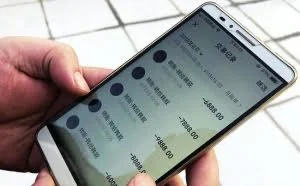 熊孩子偷用妈妈手机买游戏装备 全家半年收入被骗