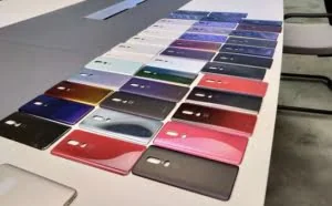 一加向外媒展示超多一加6未发售配色外壳及原型机
