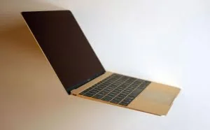 黑客在黑帽安全会议上展示直接入侵一台联网的全新MacBook
