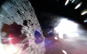 日本成功了！日本两架跳跃探测器成功降落在小行星琉球上