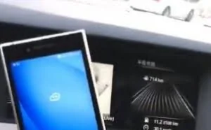 三星新款翻盖手机再遭曝光：双屏幕+无耳机插孔