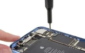我们拆开了一台iPhone XR，发现它原来是转世产品！
