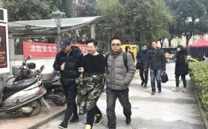 90后小夫妻竟成“网络黑社会”！办41家网站靠勒索“年入百万”