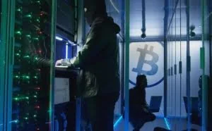 偷盗: 两个黑客集团从加密交易所偷了10亿美元