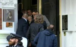 维基解密创始人阿桑奇被英国警方逮捕 大喊“英国必须抵抗”
